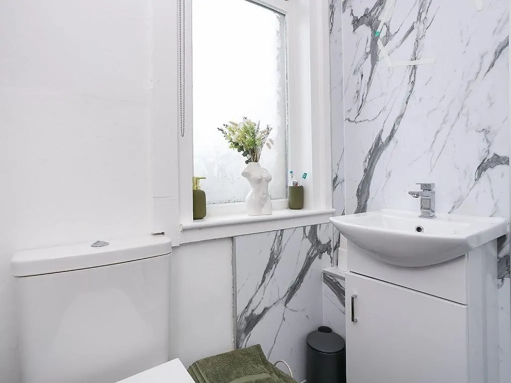 Bright & Cozy Home In Edinburgh,Murrayfield Stadium,Airport And Near To City Center With Free On Street Parking 에든버러